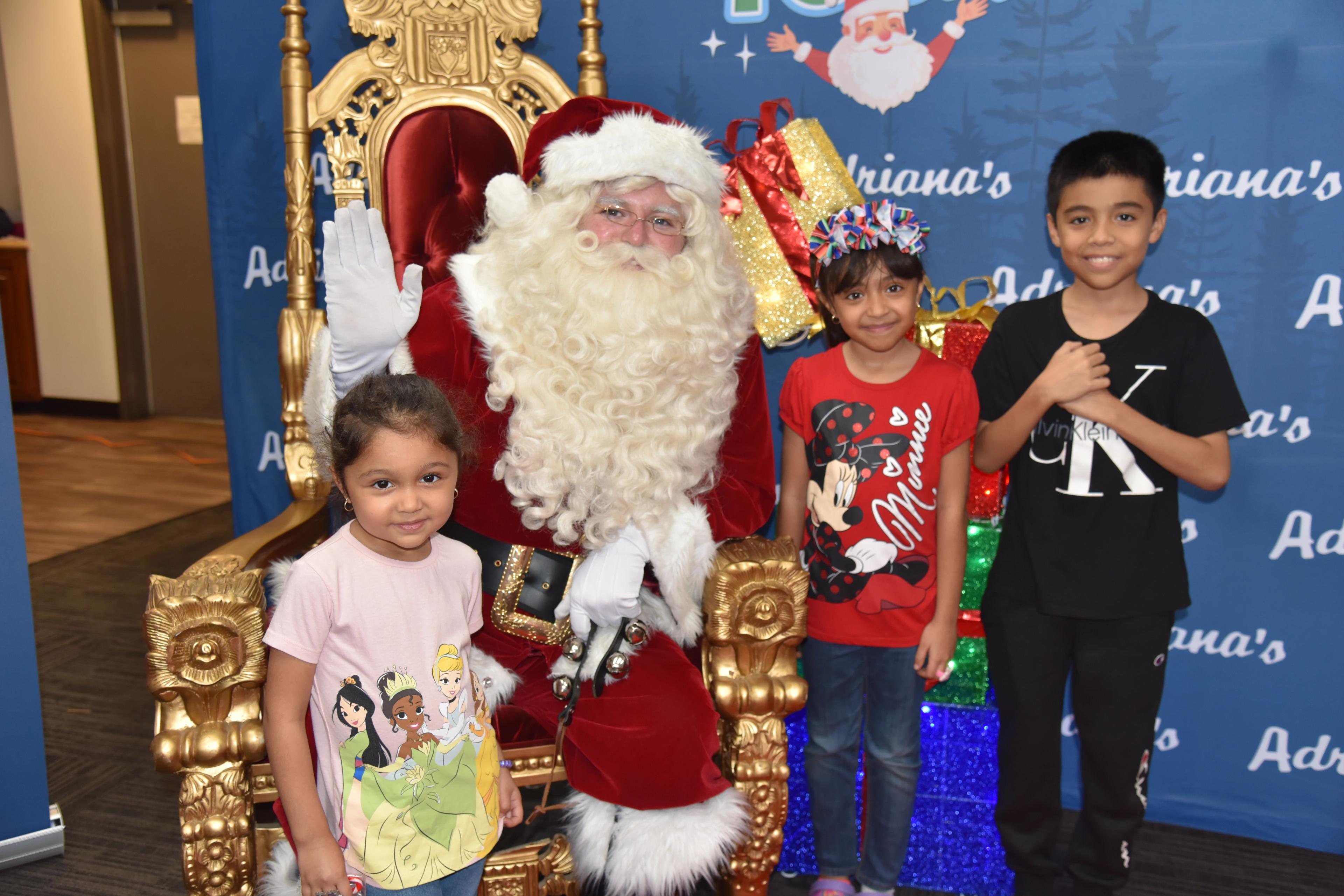 ¡Gracias por acompañarnos en el Santa Tour 2025! Revive los mejores momentos y descarga tus fotos gratis en el enlace de abajo. 3