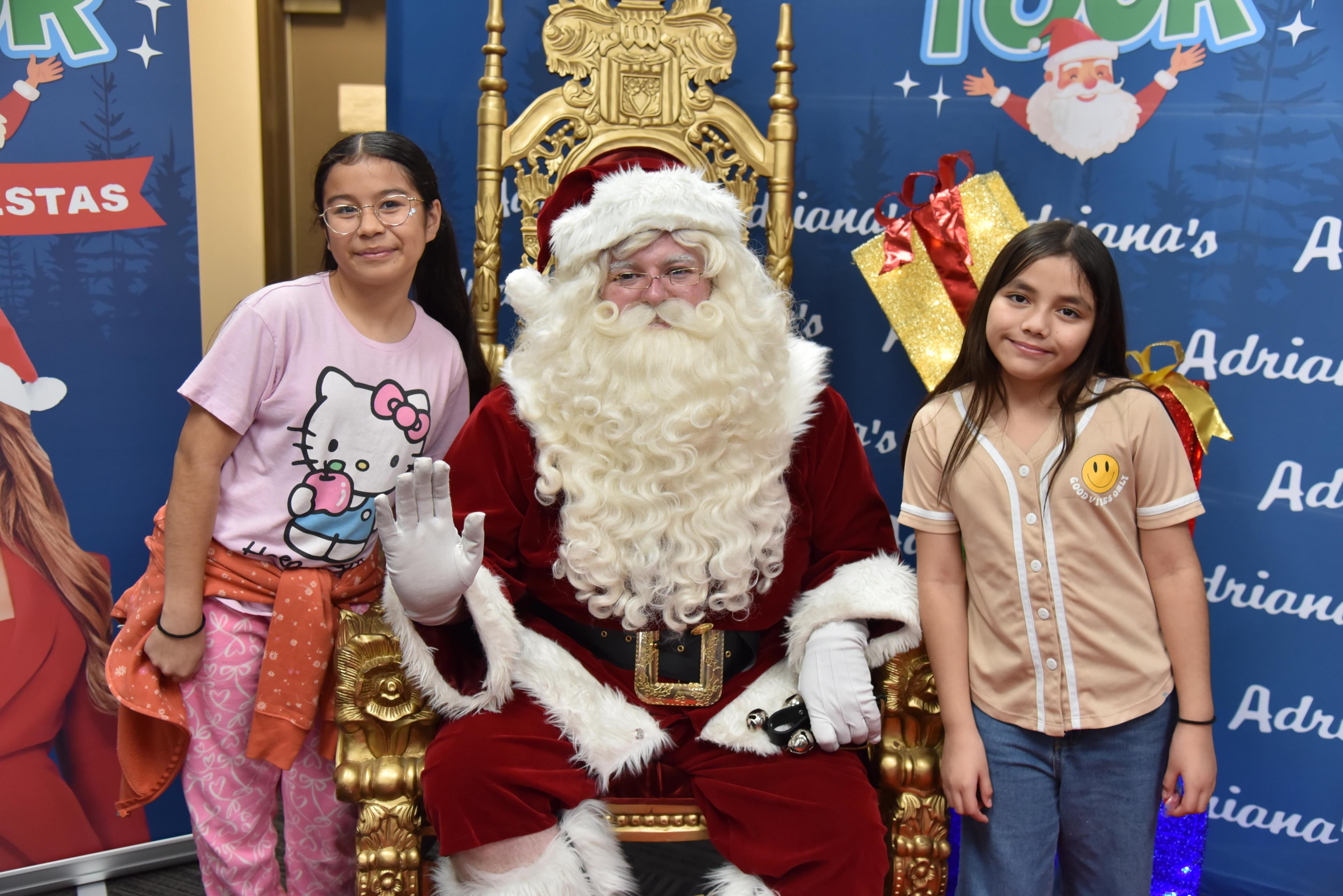 ¡Gracias por acompañarnos en el Santa Tour 2025! Revive los mejores momentos y descarga tus fotos gratis en el enlace de abajo. 5